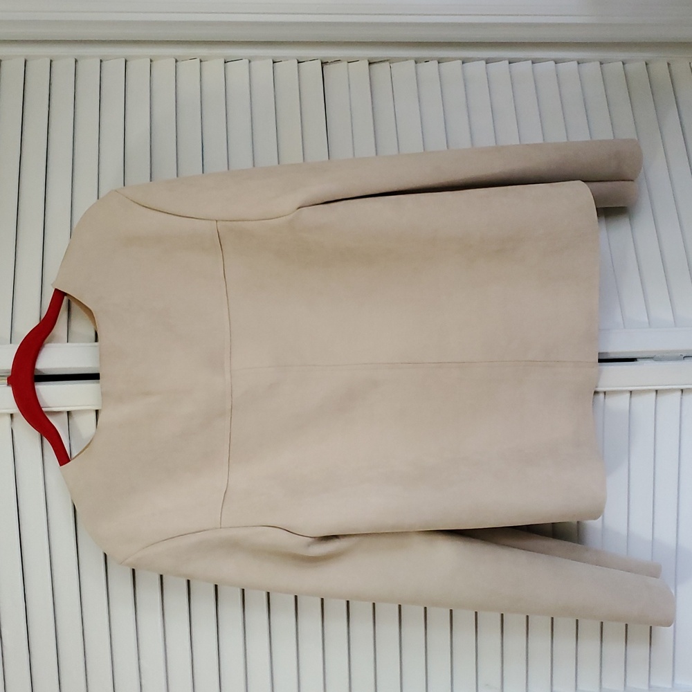 Elegant Cream Women's Top - Picture 5 of 8
